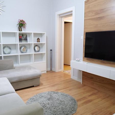 City Center Apartment Niko 04 티라나 외부 사진
