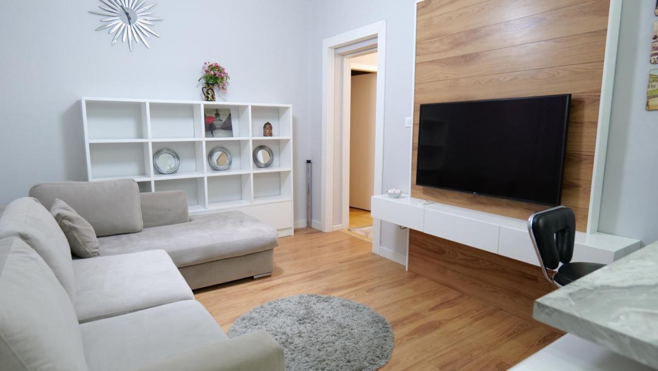 City Center Apartment Niko 04 티라나 외부 사진