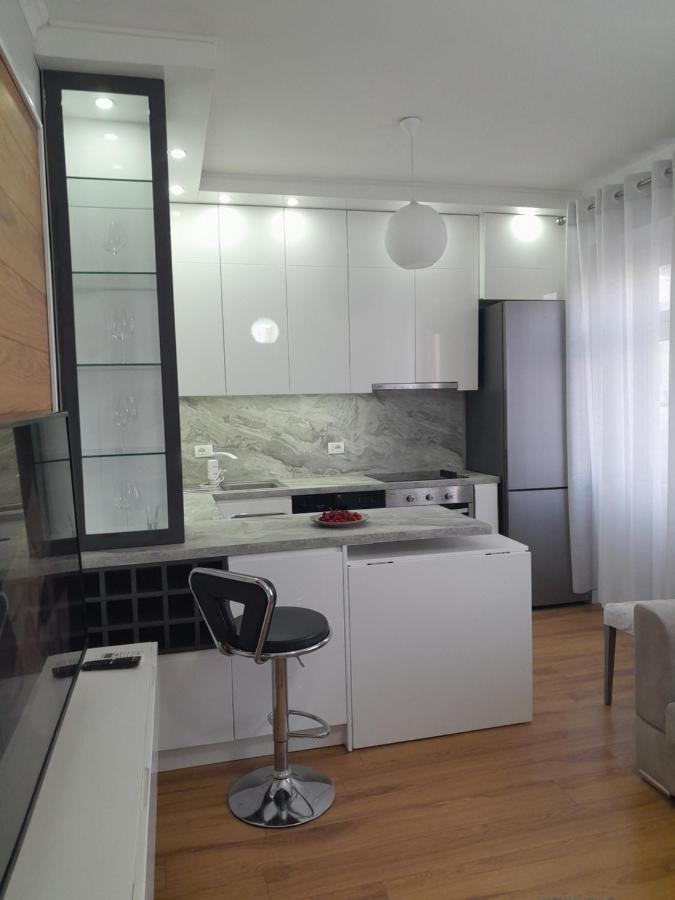 City Center Apartment Niko 04 티라나 외부 사진