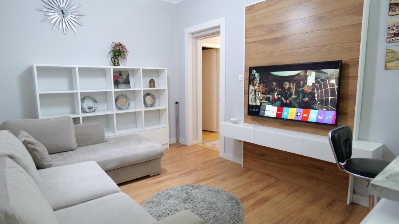 City Center Apartment Niko 04 티라나 외부 사진
