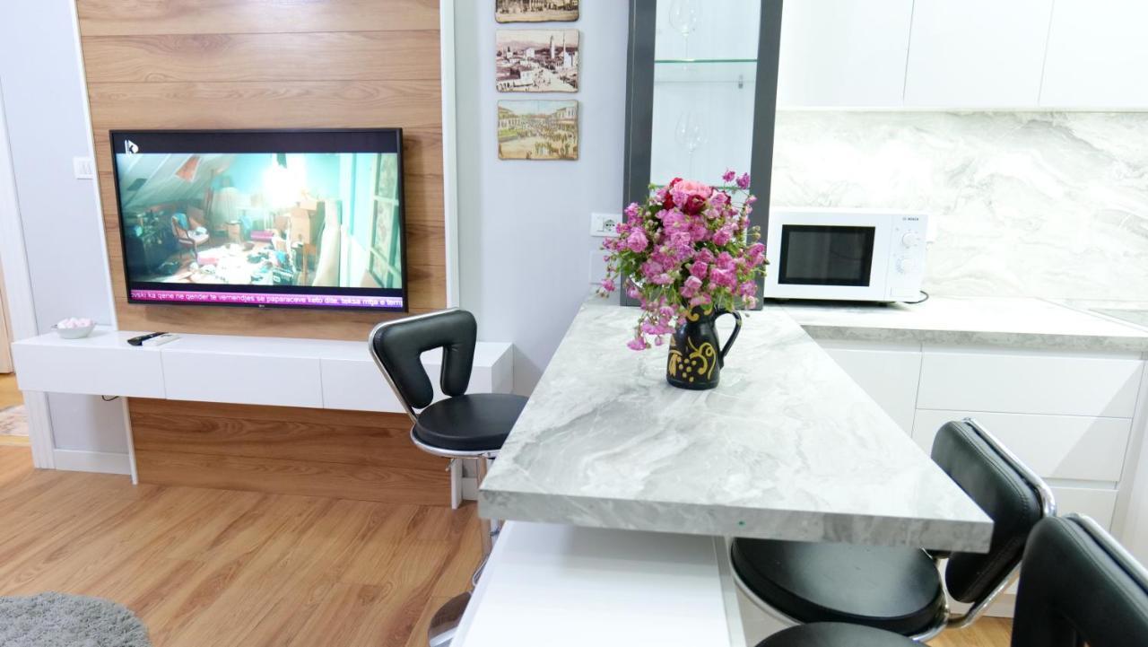 City Center Apartment Niko 04 티라나 외부 사진